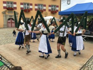 Menschen in Bayerischer Tracht Tanzen