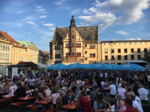 Weinfest am Marktplatz, viele Besucher sitzen gemütlich an Bänken