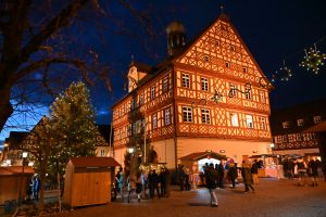 altes Haus mit Adventsmarkt