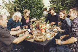 Menschen am gedeckten Tisch