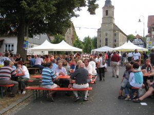 Dorffest mit Menschen