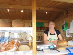 Frau in einem Brotstand