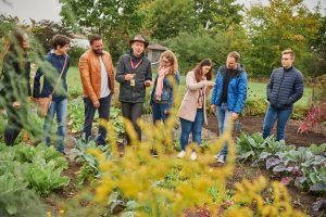 Menschen im Garten