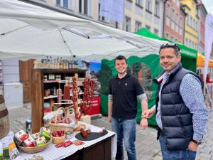 zwei Herren am Marktstand