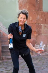 Lustige Frau mit Flasche und Gläser