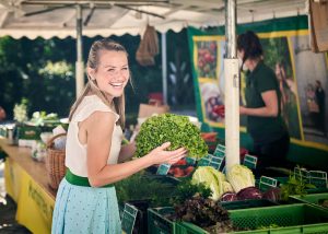 Marktfrau am Marktstand