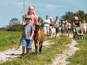 Zwei Kinder mit Ziege