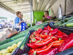 Marktstand mit Obst und Gemüse