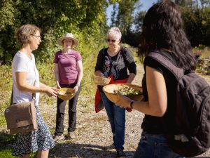 Gruppe bei Kräuterspaziergang