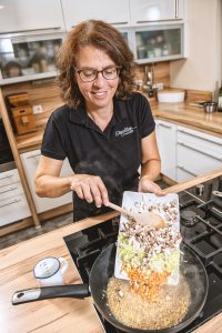 Frau beim kochen