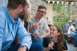 Personen beim Wein trinken