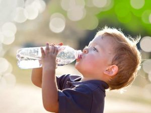 Kind mit Wasserflasche
