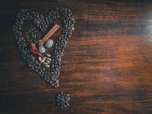 Herz aus Kaffeebohnen und Gewürzen