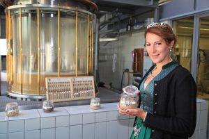 Bayerische Bierkönigin in der Gläsernen Museumsbrauerei