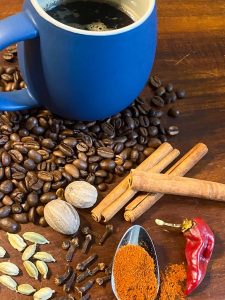 Tasse Kaffee und verschiedene Gewürze